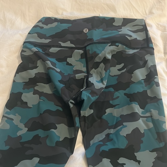 Lululemon camo pants size 8 - Picture 2 of 3